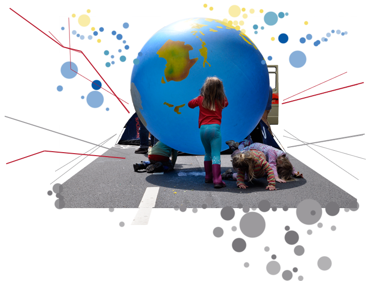 Kinder spielen mit Weltkugel - Blockupy Demo 2013