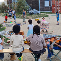 Sommer 2025 // Pop-Up Playground in der Unterkunft August-Schanz-Stra�e // Jonglage und Musik